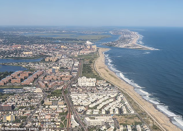 На пляже Нью-Йорка обнаружена 12-метровая туша кита: власти предупреждают об угрозе взрыва