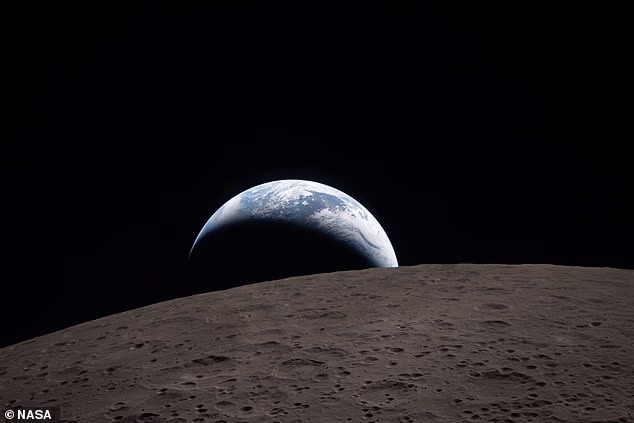 Земля над Луной и космическое затмение: NASA показало первые снимки миссии Artemis II