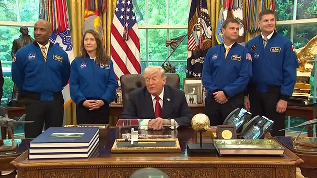 Улыбки астронавтов и обещания Трампа: экипаж Artemis II не сдержал смеха, когда президента спросили о «файлах НЛО»