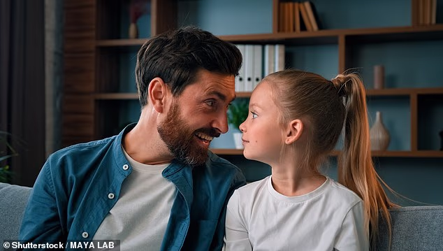 Почему не стоит закатывать глаза: ученые доказали, что «отцовские» шутки полезны для детей