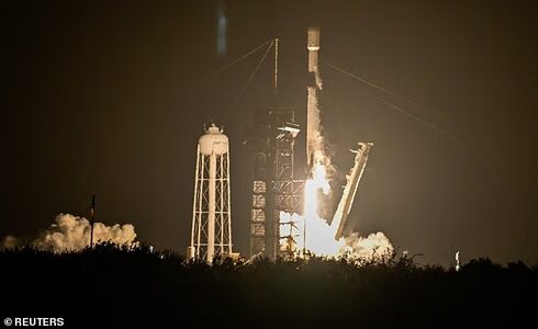 Ступень ракеты SpaceX врезалась в Луну на скорости 8690 км/ч: что дальше?