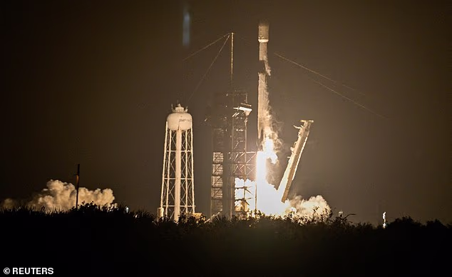 Ступень ракеты SpaceX врезалась в Луну на скорости 8690 км/ч: что дальше?