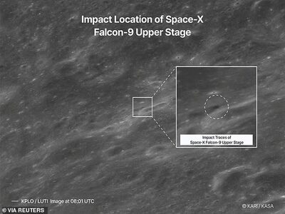 Кратер имени SpaceX: спутник заснял последствия удара ракеты Маска о Луну — до и после