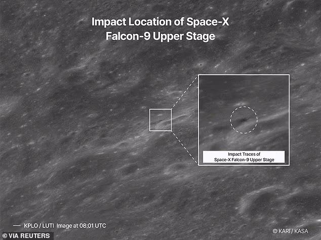 Кратер имени SpaceX: спутник заснял последствия удара ракеты Маска о Луну — до и после