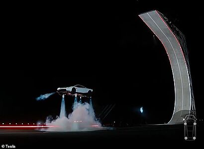Илон Маск представил летающий Tesla Roadster: «Летающие автомобили реальны»