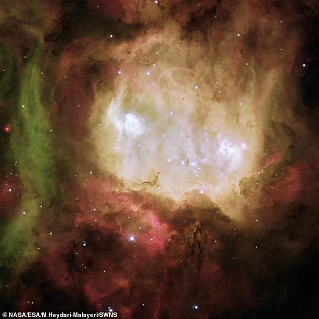 Изображение с космического телескопа Hubble NASA показывает яркую зелёно-красную туманность «Голова призрака». Изображение с космического телескопа Hubble NASA показывает яркую зелёно-красную туманность «Голова призрака».