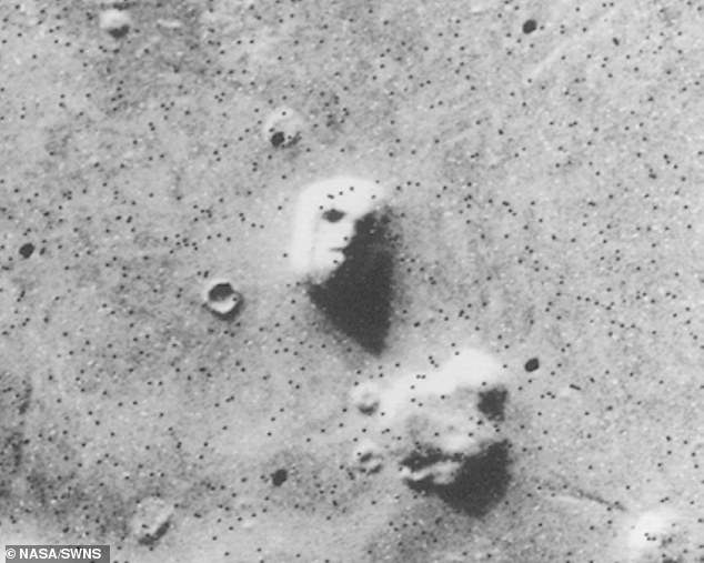 Космический аппарат NASA Viking 1 Orbiter сфотографировал этот регион, напоминающий лицо, в северных широтах Марса 25 июля 1976 года. Космический аппарат NASA Viking 1 Orbiter сфотографировал этот регион, напоминающий лицо, в северных широтах Марса 25 июля 1976 года.