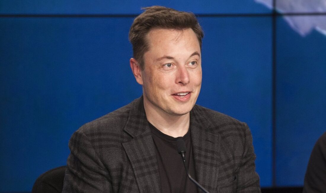 Tesla показала Roadster, который прилипает к потолку и летает: «Это будет ракетный автомобиль»