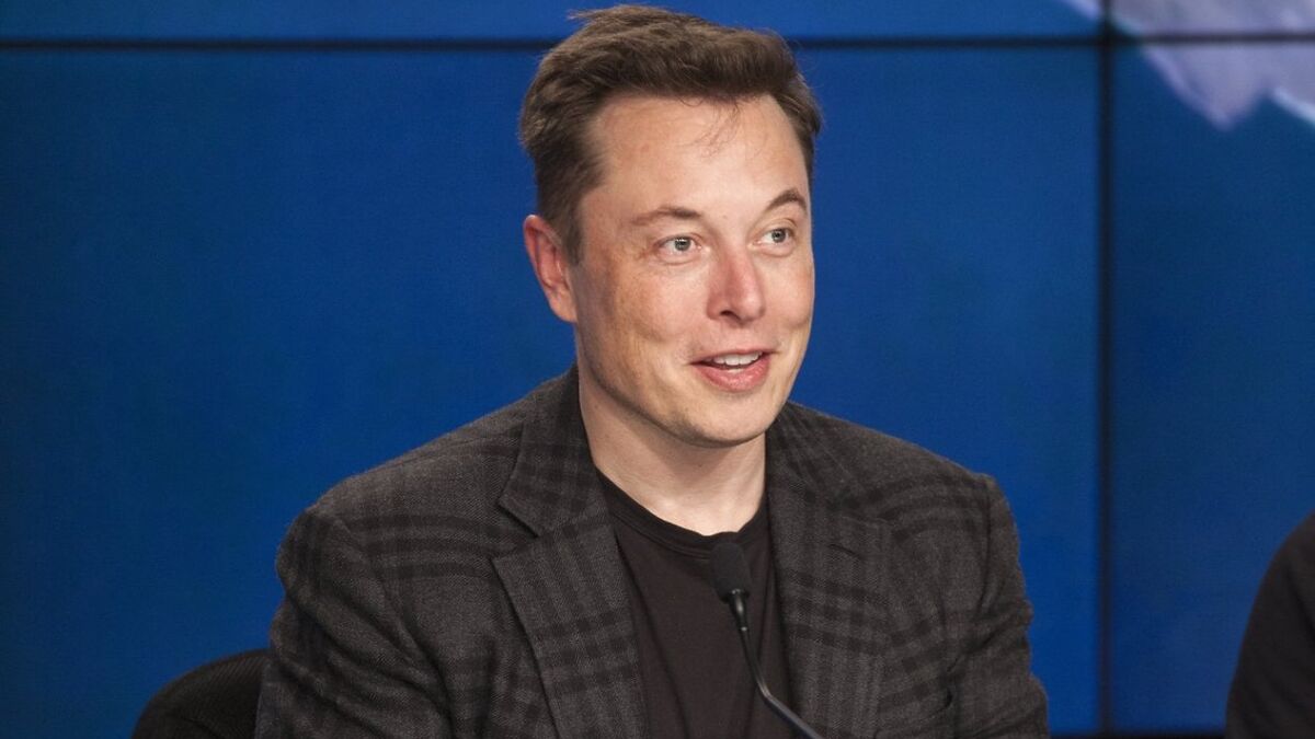 Tesla показала Roadster, который прилипает к потолку и летает: «Это будет ракетный автомобиль»