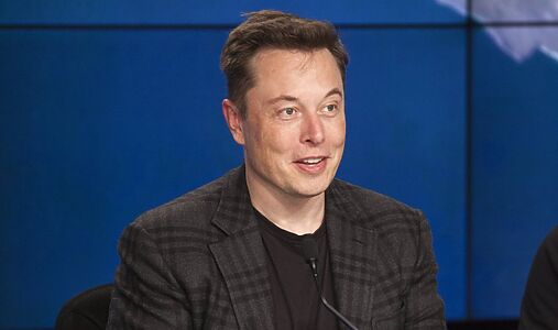 Tesla показала Roadster, который прилипает к потолку и летает: «Это будет ракетный автомобиль»